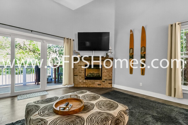 Building Photo - 712 Cypress Dr