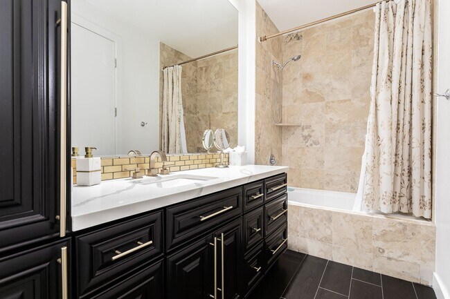 Building Photo - Fully Furnished High Rise with Wynn Golf Course Views!