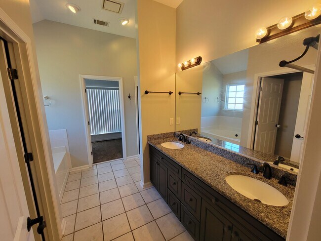 Building Photo - 1500 Cedar Hill Trail