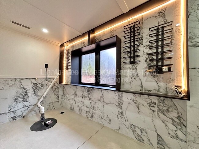 Building Photo - 1505 N Green Creek Rd