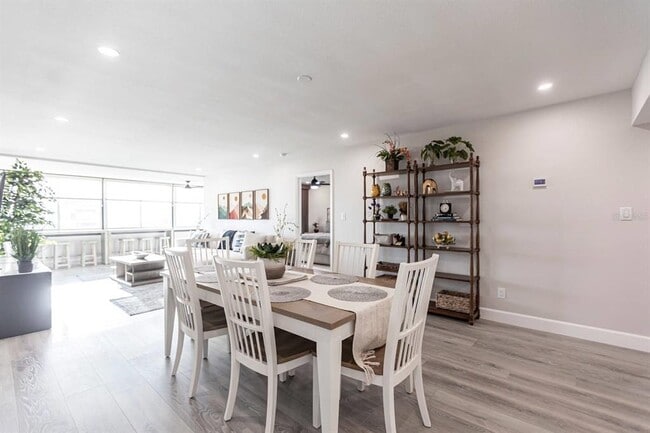 Building Photo - 1125 W Peppertree Dr