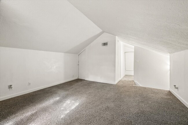 Building Photo - 2423 Meadow Ln