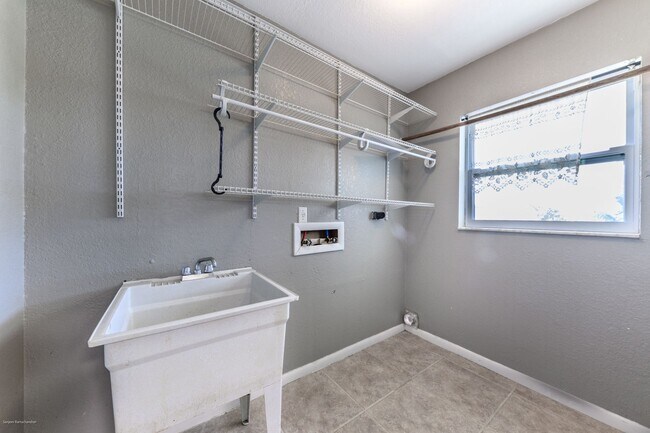 Building Photo - price drop!! PET FRIENDLY- WATERFRONT- SPACIOUS- CENTRAL LOCATION