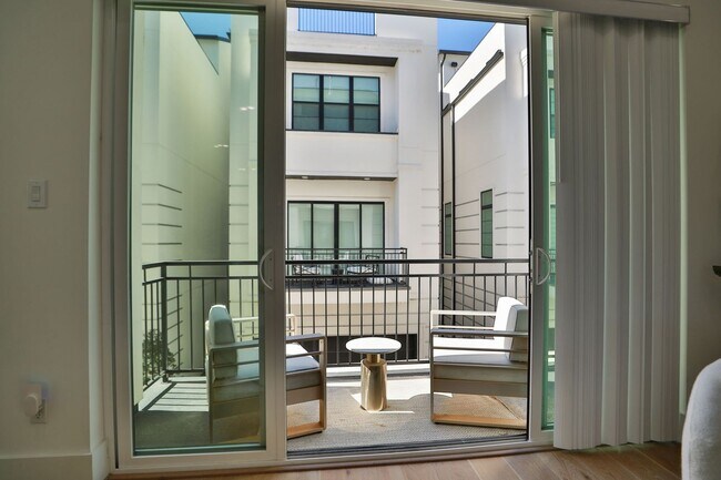 Building Photo - For Lease | 3 Bed, 3.5 Bath | 2,610 Sq Ft | Westheimer Estates |