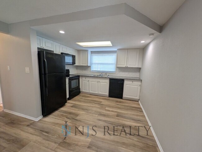Building Photo - 1203 Maybury Dr
