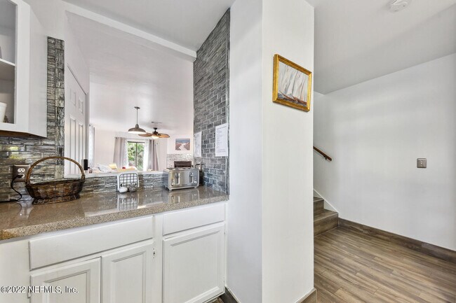 Building Photo - 512 10th Pl S