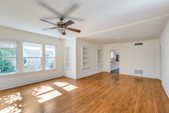 Building Photo - Charming 2-Bedroom Duplex in Mahncke Park