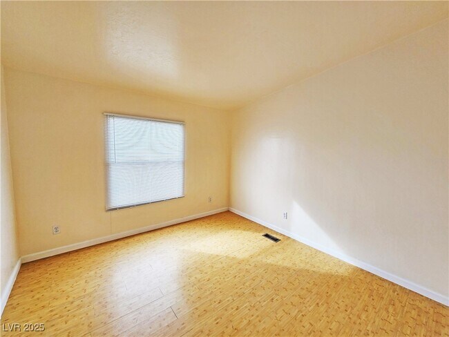 Building Photo - 1550 W Irons St