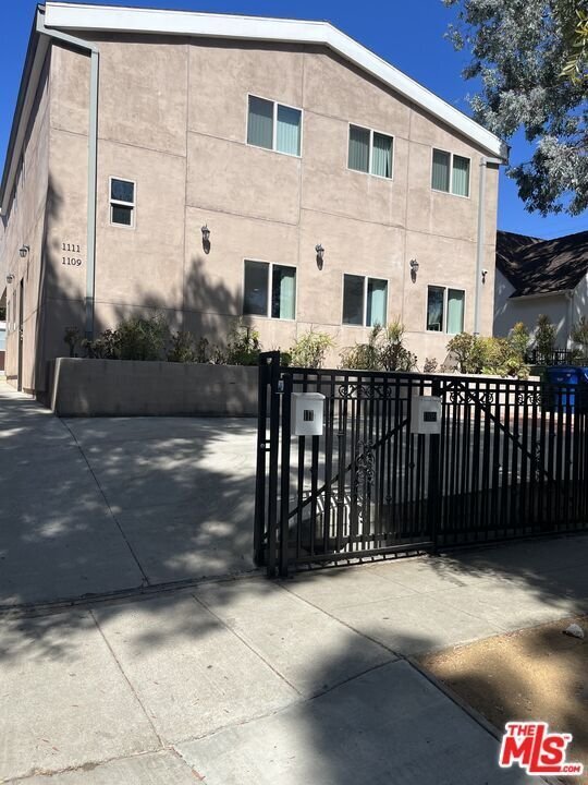 Building Photo - 1109 La Peer Dr