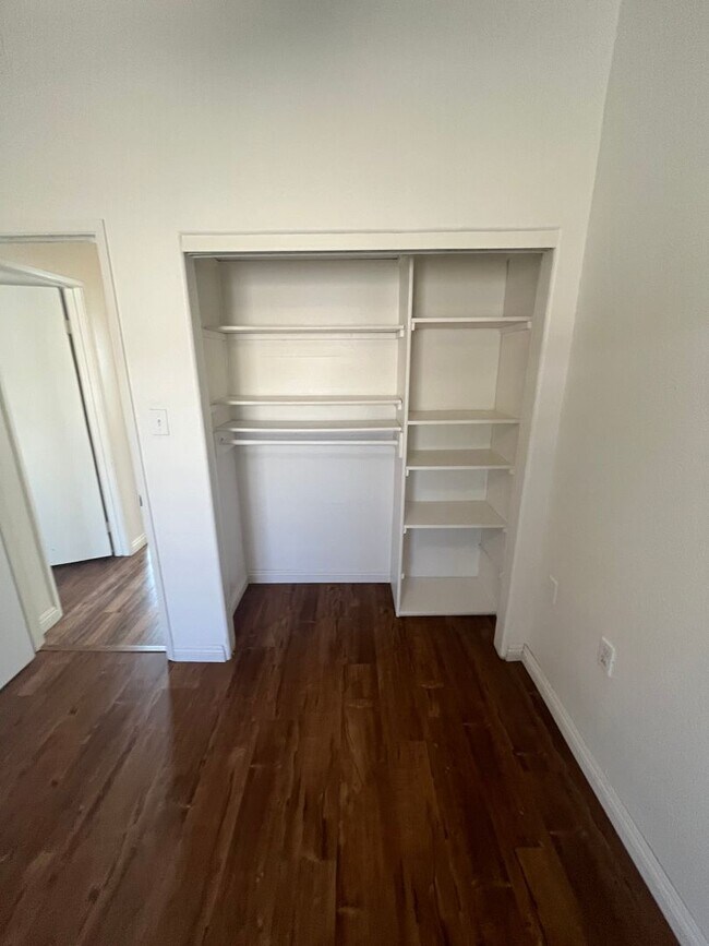 Building Photo - 5850 Cedarglen Dr