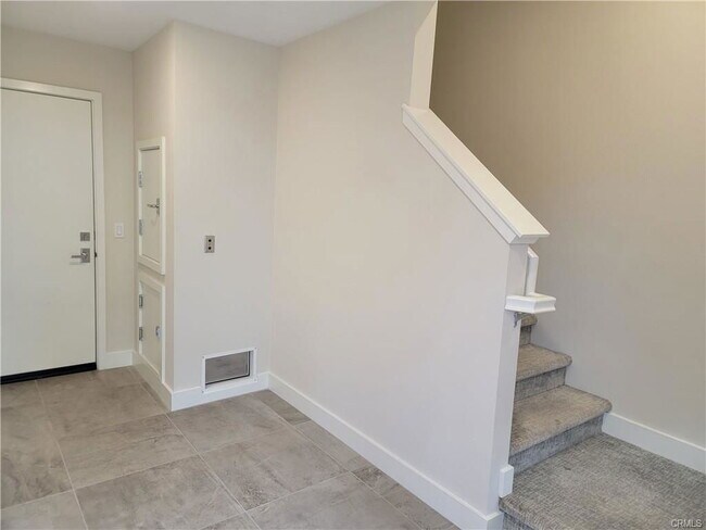 Building Photo - 325 Doheny Way