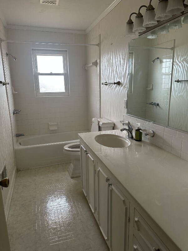 Building Photo - 825 Reynolds Rd