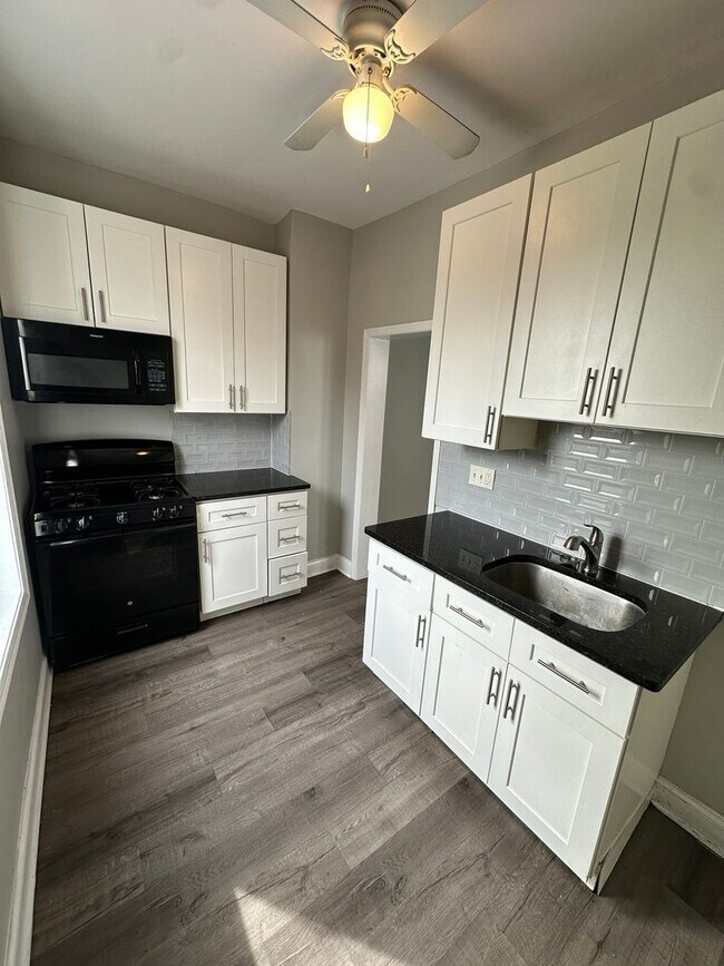 Building Photo - 725 S 56th St