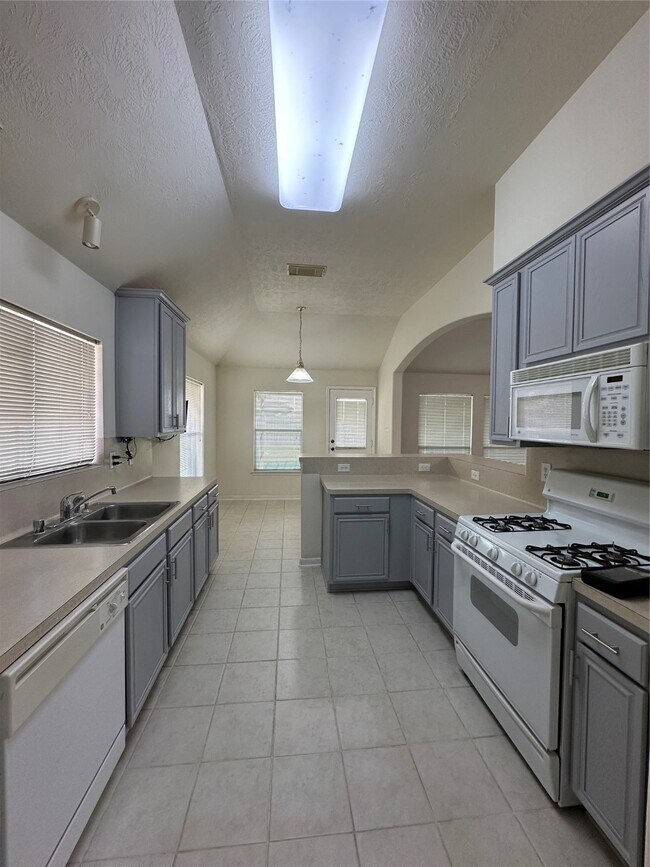 Building Photo - 15102 Millers Run Ln