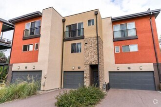 Building Photo - Luxury Townhouse, Minutes from Downtown
