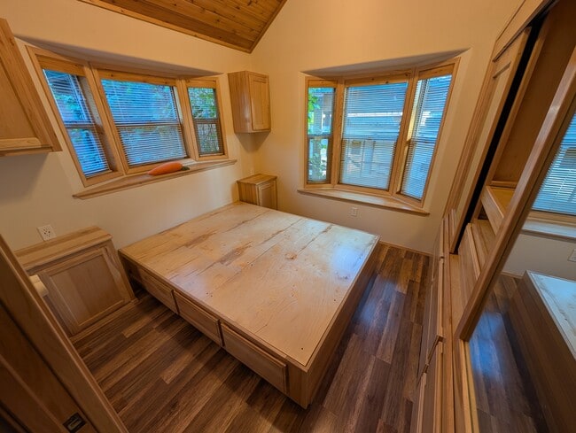 Building Photo - Private 1 bed/1 bath Cabin in gated resort with view of Rainier
