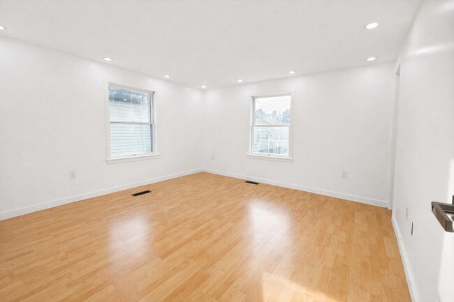 Building Photo - 87 Merseles St