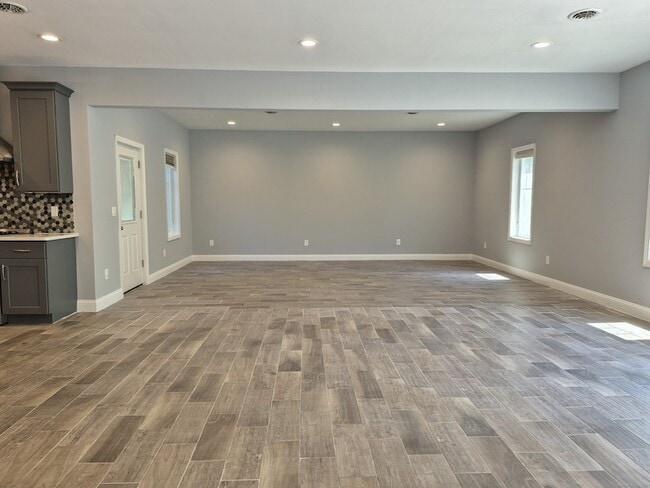 Building Photo - 123 Ashford Rd