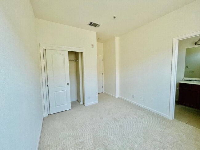 Building Photo - Gorgeous 3 Bed/3 Bath Home in Peaceful Community - Impeccably Maintained