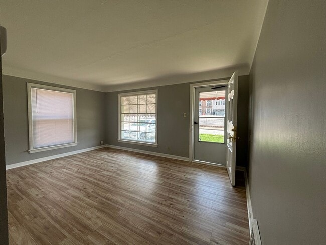 Building Photo - Spacious Single Family 3 Bedroom with Central Air - Will Not Last Long!