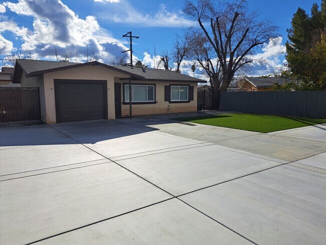 Building Photo - Nice and Cozy Duplex in the Heart of Hemet is now for rent