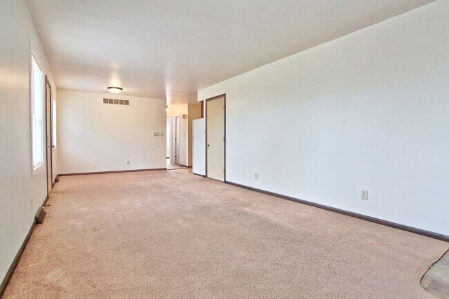 Building Photo - Private & Cozy Duplex In Prime Holland Loc...