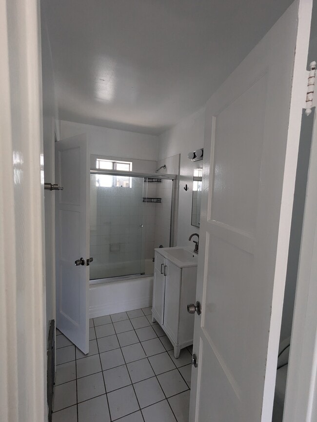 Building Photo - 727 Portola Ave