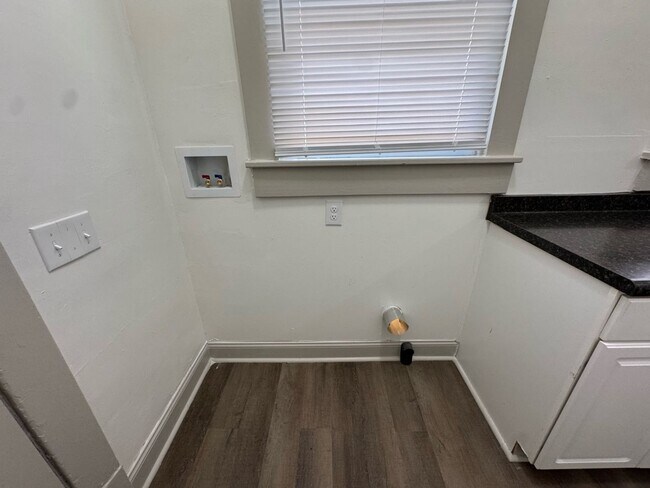 Building Photo - Charming 1BR Apartment in Bristol, TN - Cozy Living Awaits!