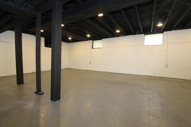 Building Photo - 1147 Hovey St SW