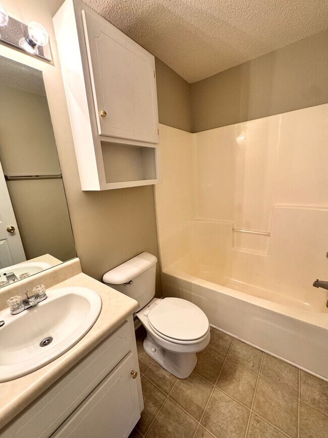 Building Photo - 128 N Springview Dr