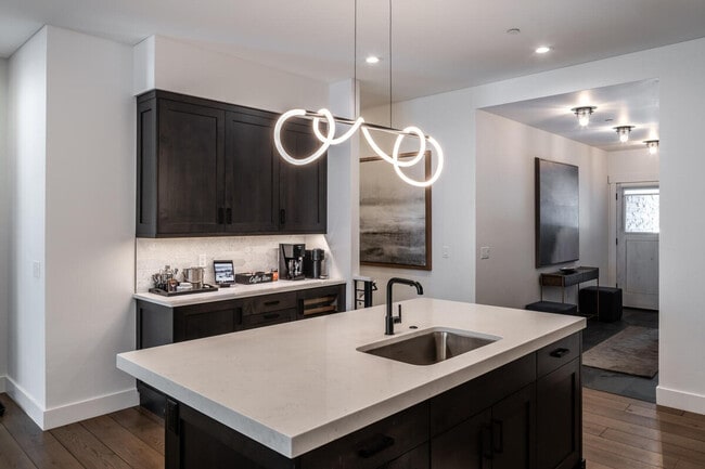 Building Photo - 5 Wildwood Rd W