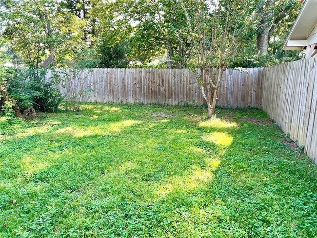 Building Photo - 2121 Woodhillcrest Dr