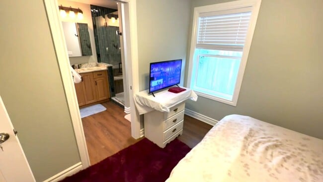 Building Photo - New Custom 2 Bed 2 Bath Furnished