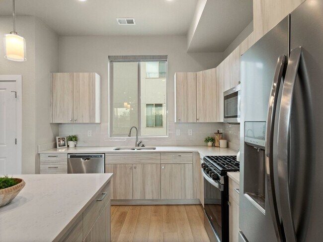 Building Photo - Modern Townhome with Mountain Views in One...