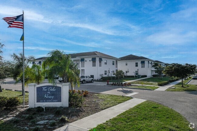 Building Photo - The Oaks on Henry