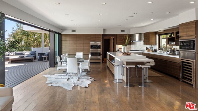 Building Photo - 2826 Las Alturas St