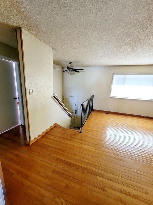 Building Photo - 4 bedroom home with fenced back yard!