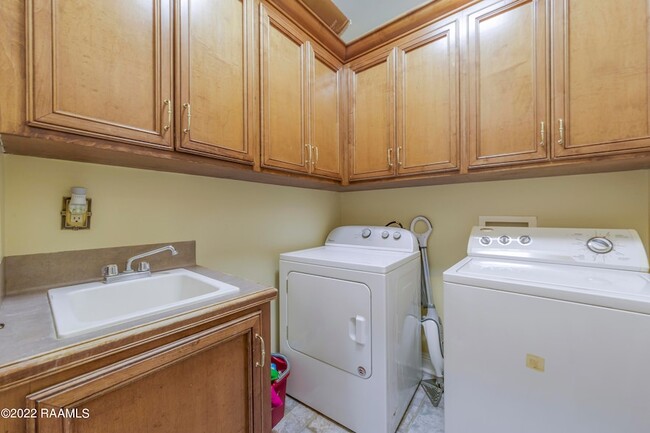 Building Photo - 403 Phoenix Dr