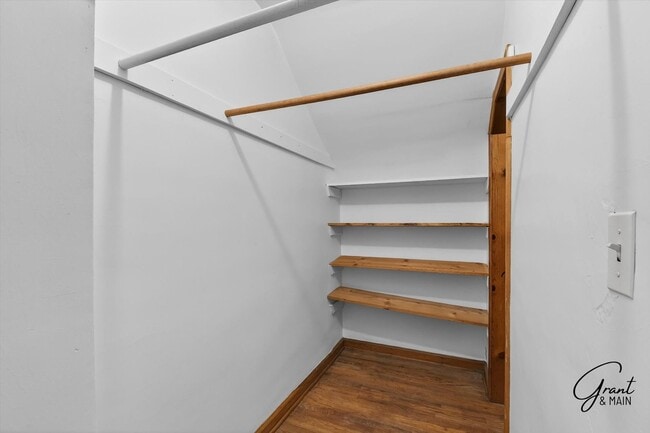 Building Photo - $1300 3 bedrooms