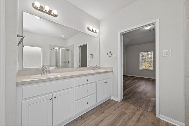 Building Photo - 15059 Meadow Glen N