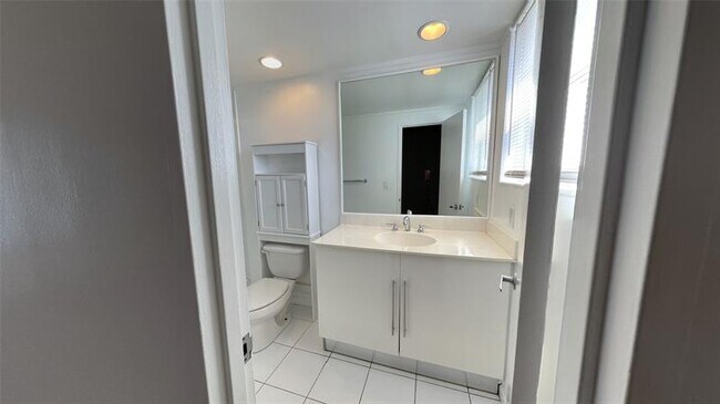 Building Photo - 3001 S Ocean Dr