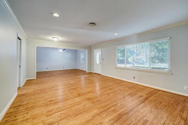 Building Photo - 7519 Schiller-