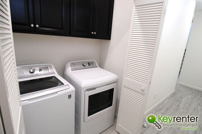 Building Photo - 1061 Chapelhill Ln