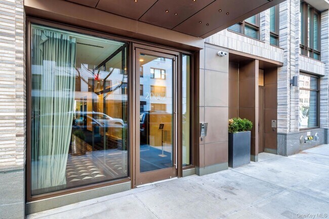 Building Photo - 200 E 21st St