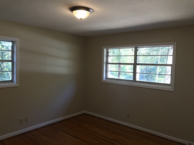 Building Photo - **ON HOLD**3 Bedroom / 1.5 Bathroom Home f...