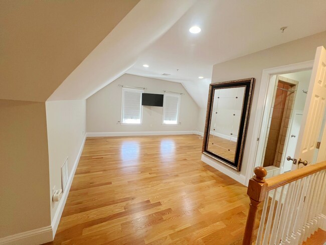Building Photo - AVAILABLE NOW! Elegant 3-Bed Condo in Prim...