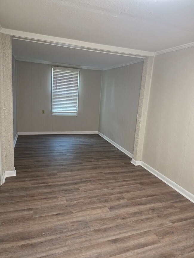 Building Photo - 3 bedroom 1.5 bath with 2-car garage