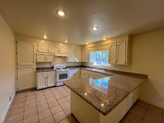 Building Photo - 3 bedroom single story in Manteca!