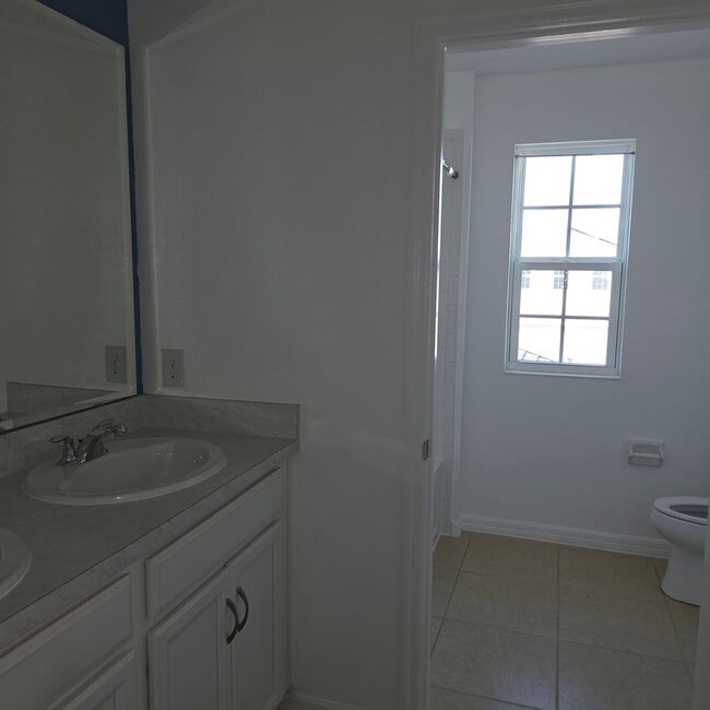 Building Photo - 4 Bedrooms, 2.5 Bathrooms Singe family home