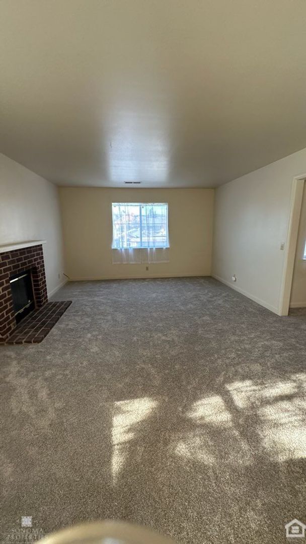 Building Photo - 2bd/2ba Second Story Duplex Close To Plaza!